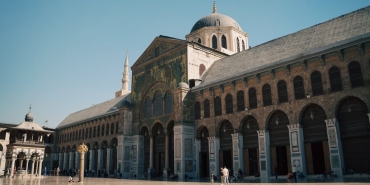 Suriye-Cumhurbaskani-Sara-ve-ABD-Temsilcisi-Barrack-Sam8217da-Bir-Araya-Geldi-featured