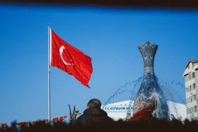 Kutahya8217da-Kontrolden-Cikan-Minibus-Otomobille-Carpisti-8-Yarali-Hastanelik-Oldu-featured